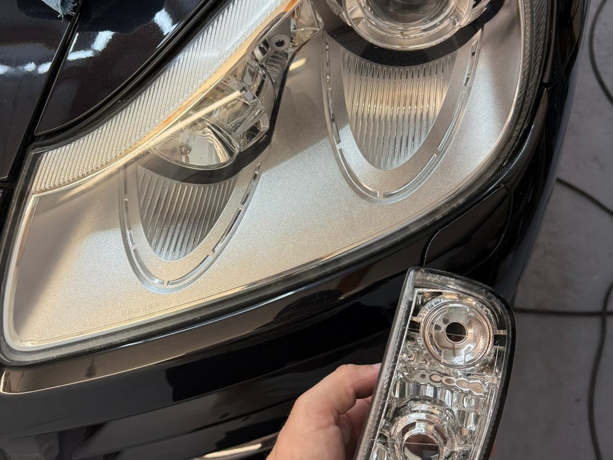 Renovácia svetlometu na Porsche Cayenne